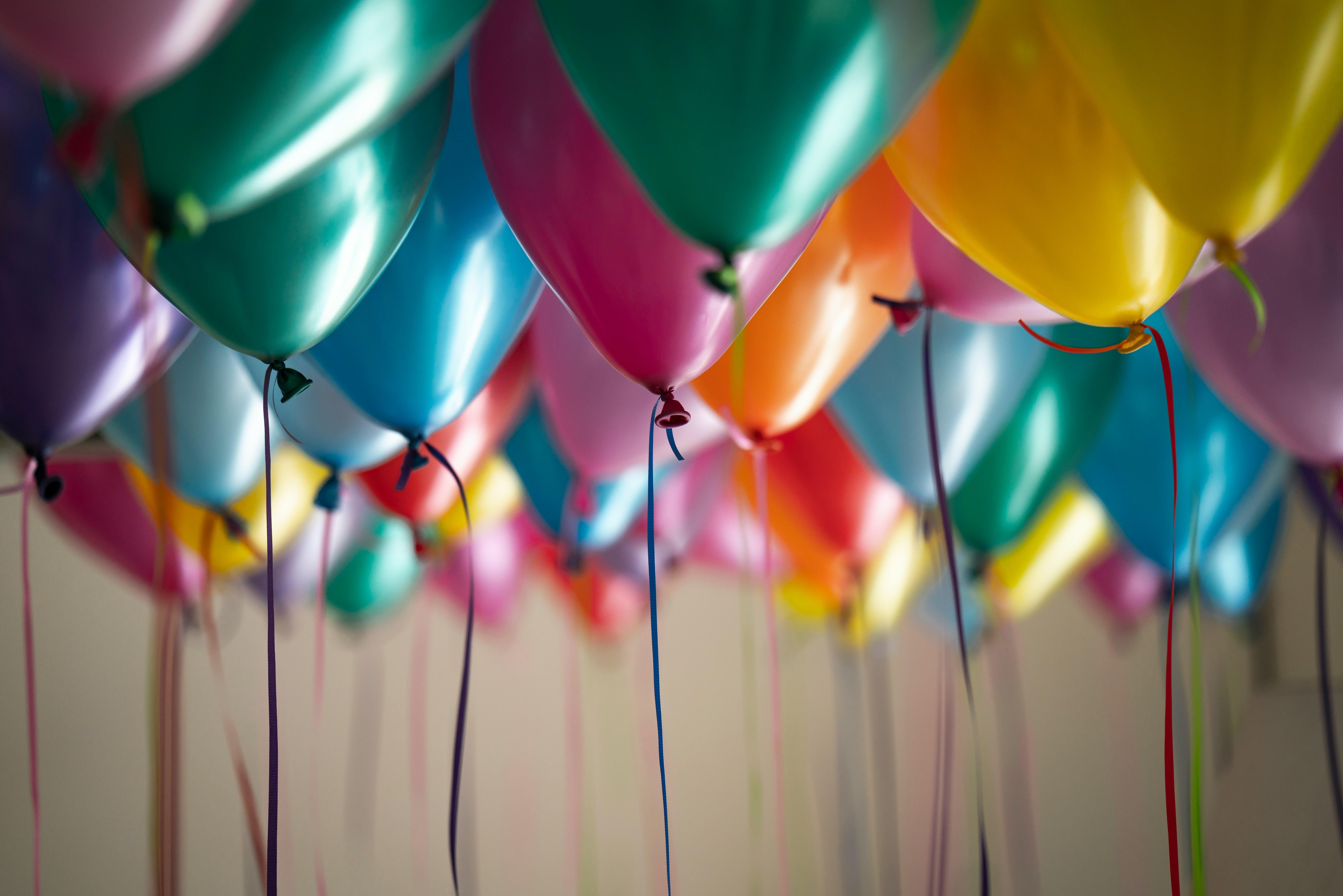 Luftballons an Decke