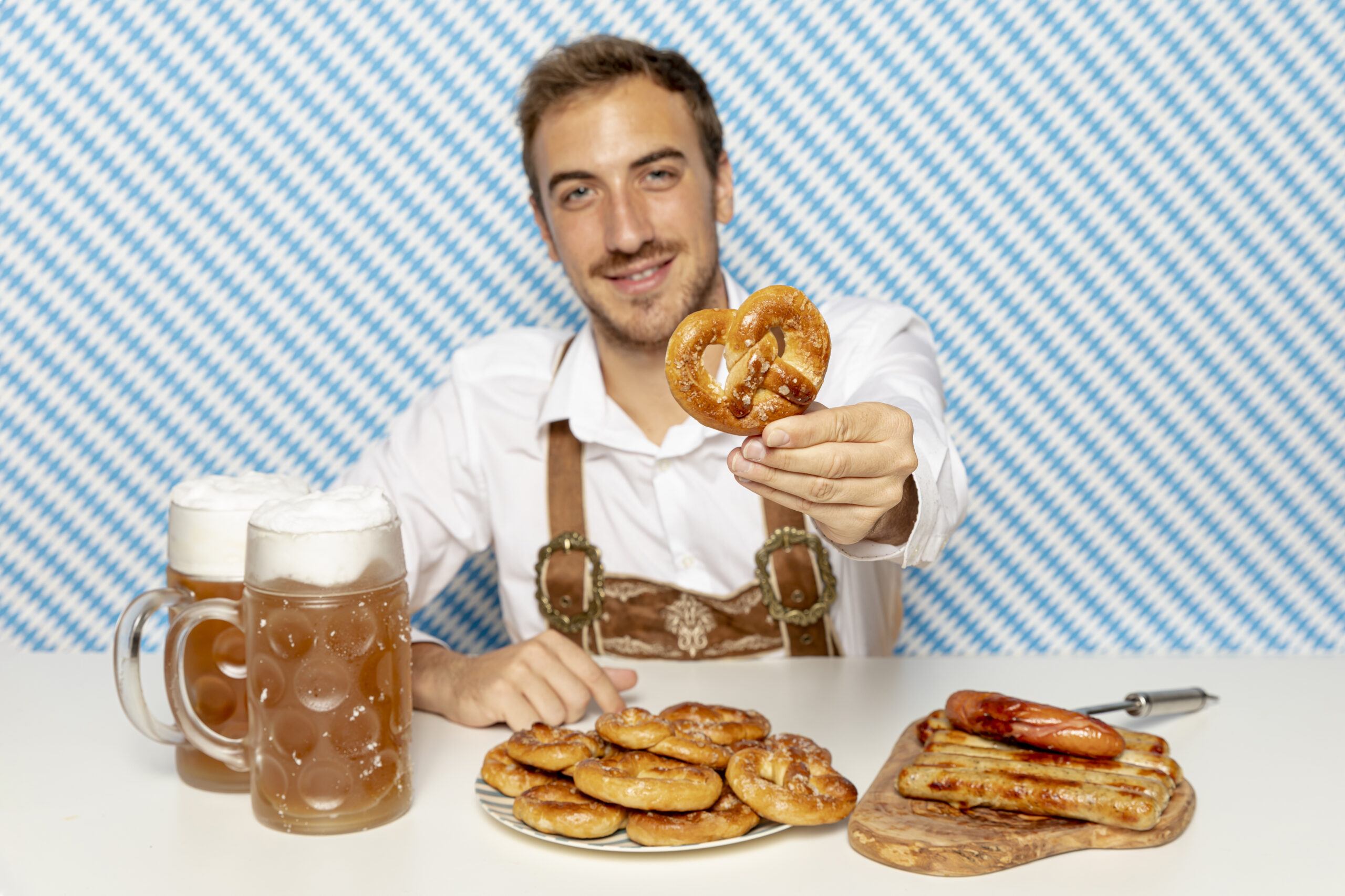 mittlerer-schuss-des-mannes-deutsche-brezel-halten